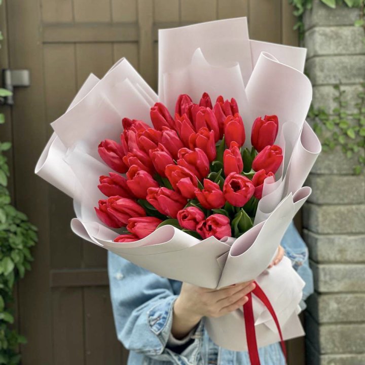 35 красных тюльпанов в Иркутске